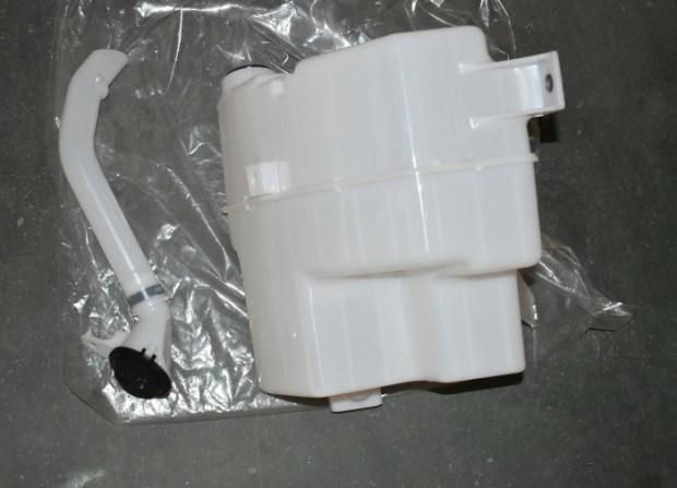 Car Parts Water Tank 85315-33530 85315-33520-M for Toyota Camry 2018 2019 Le