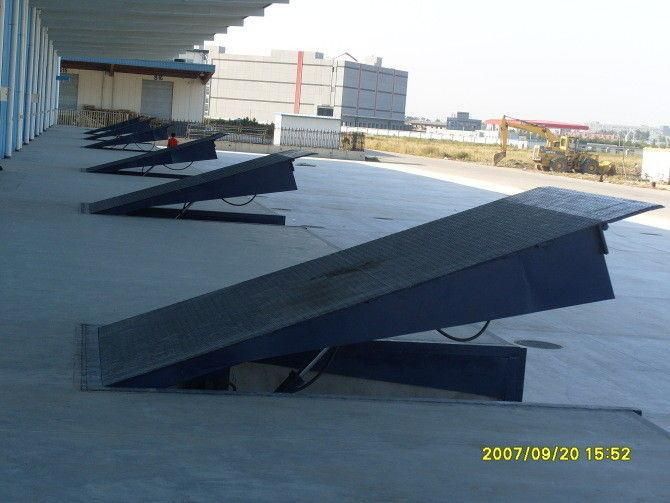 8 Ton Fixed Loading / Unloading Hydraulic Dock Leveler with High Strength Manganese Steel